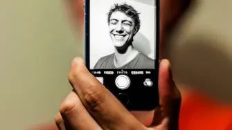 Cuando subimos una foto a una red social, igual no nos imaginamos todo lo que los algoritmos pueden deducir de nosotros solo por esa imagen. Antoine Beauvillain / Unsplash., CC BY