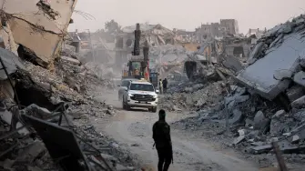 Vehículos de la Cruz Roja circulan por la ciudad de Gaza.