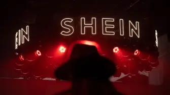 La plataforma asiática decidió para ello suspender su "marketplace", donde terceras partes pueden ofrecer sus productos en línea.

Para más información del tema, visita: https://www.eleconomista.com.mx/empresas/shein-libra-suspension-francia-seguira-vigilancia-retirar-productos-prohibidos-20251107-785616.html

¡Síguenos en nuestras redes sociales para mantenerte informado!

Twitter: https://twitter.com/eleconomista 
Facebook: https://www.facebook.com/ElEconomista.mx
Instagram: https://www.instagram.com/eleconomistamx
LinkedIn: https://www.linkedin.com/company/el-economista/

#ElEconomista #Shein #Francia