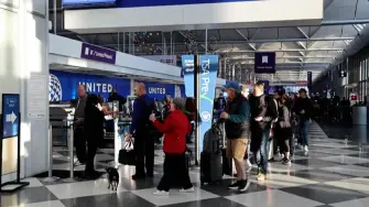 El tránsito aéreo en Estados Unidos podría "reducirse a un cuentagotas" en el corto plazo, advirtió el domingo el secretario de Transporte, en momentos que miles de pasajeros enfrentan el caos por la cancelación o retraso de vuelos debido al cierre gubernamental.

¡Síguenos en nuestras redes sociales para mantenerte informado!

Twitter: https://twitter.com/eleconomista 
Facebook: https://www.facebook.com/ElEconomista.mx
Instagram: https://www.instagram.com/eleconomistamx
LinkedIn: https://www.linkedin.com/company/el-economista/

#ElEconomista #Aeropuertos #EstadosUnidos