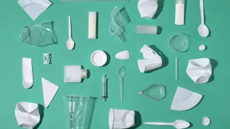 El Tratado Mundial del Plástico busca redefinir la economía del envase alimentario. Ya no bastará con reciclar: será obligatorio rastrear, reportar y asumir responsabilidad por cada gramo de plástico producido.