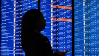 Las aerolíneas cancelaron este lunes más de 1,000 vuelos en Estados Unidos por cuarto día consecutivo, mientras los recortes de vuelos provocados por el cierre del Gobierno y las ausencias de personal de tráfico aéreo siguen causando estragos en la aviación.