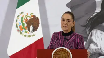 La presidenta Claudia Sheinbaum afirmó que las vallas metálicas colocadas frente a Palacio Nacional tienen el propósito de proteger tanto el recinto histórico como la integridad de las personas, ante las manifestaciones programadas en los próximos días en la Ciudad de México.

Para más información del tema, visita: https://www.eleconomista.com.mx/politica/sheinbaum-defiende-colocacion-vallas-palacio-nacional-cnte-generacion-z-20251112-786229.html

¡Síguenos en nuestras redes sociales para mantenerte informado!

Twitter: https://twitter.com/eleconomista 
Facebook: https://www.facebook.com/ElEconomista.mx
Instagram: https://www.instagram.com/eleconomistamx
LinkedIn: https://www.linkedin.com/company/el-economista/

#ElEconomista #EETV