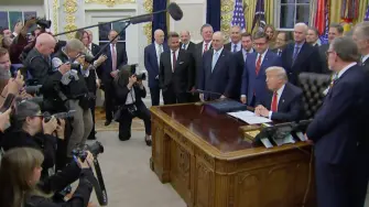 El presidente Donald Trump firmó el miércoles la ley que pone fin al cierre gubernamental más largo de la historia de Estados Unidos, tras 43 días de duro pulso político entre republicanos y demócratas.