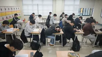 Corea del Sur celebró el jueves los exámenes de ingreso a la universidad, y como ya es tradición para no desconcentrar a los alumnos, varios vuelos fueron suspendidos, la bolsa abrió una hora más tarde y los padres acudieron a orar por buenos resultados,
