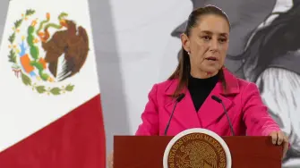 Luego de que maestros de la CNTE intentaran derribar las vallas metálicas que resguardan Palacio Nacional, la presidenta Claudia Sheinbaum aseguró que su gobierno mantiene mesas de diálogo abiertas en distintos estados del país y cuestionó la necesidad de las recientes movilizaciones.

Para más información del tema, visita: https://www.eleconomista.com.mx/politica/sheinbaum-responde-cnte-intento-entrar-palacio-nacional-siempre-habido-dialogo-dice-20251113-786434.html

¡Síguenos en nuestras redes sociales para mantenerte informado!

Twitter: https://twitter.com/eleconomista 
Facebook: https://www.facebook.com/ElEconomista.mx
Instagram: https://www.instagram.com/eleconomistamx
LinkedIn: https://www.linkedin.com/company/el-economista/

#ElEconomista #EETV