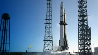 Blue Origin, propiedad del fundador de Amazon Jeff Bezos, lanzó el jueves su cohete New Glenn en una misión de la NASA a Marte, y poco después logró recuperar la etapa propulsora, un hito técnico en medio de la competencia con SpaceX de Elon Musk