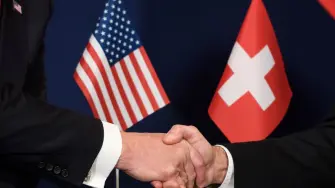 El gobierno suizo anunció este viernes que Estados Unidos aceptó reducir los aranceles a sus productos del 39% al 15 por ciento.

Para más información del tema, visita: https://www.eleconomista.com.mx/empresas/suiza-anuncia-acuerdo-comercial-eu-reducir-15-aranceles-trump-20251114-786638.html

¡Síguenos en nuestras redes sociales para mantenerte informado!

Twitter: https://twitter.com/eleconomista 
Facebook: https://www.facebook.com/ElEconomista.mx
Instagram: https://www.instagram.com/eleconomistamx
LinkedIn: https://www.linkedin.com/company/el-economista/

#ElEconomista #Suiza #EstadosUnidos #Aranceles