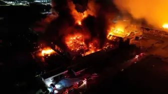 Reportaron a un hombre que sufrió un infarto por la tensión desatada por la emergencia y una embarazada con síntomas de intoxicación.

Para más información del tema, visita: https://www.eleconomista.com.mx/internacionales/controlan-incendio-fuerte-explosion-zona-industrial-buenos-aires-20251115-786767.html 

¡Síguenos en nuestras redes sociales para mantenerte informado!

Twitter: https://twitter.com/eleconomista 
Facebook: https://www.facebook.com/ElEconomista.mx
Instagram: https://www.instagram.com/eleconomistamx
LinkedIn: https://www.linkedin.com/company/el-economista/

#ElEconomista #BuenosAires #Incendio