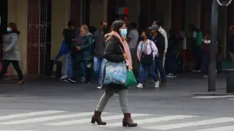 Autoridades recomiendan usar varias capas de ropa, evitar cambios bruscos de temperatura y mantenerse atentos a canales oficiales.

Para más información del tema, visita: https://www.eleconomista.com.mx/politica/activan-alertas-frio-cdmx-tlalpan-entra-alerta-naranja-cinco-alcaldias-alerta-amarilla-20251115-786786.html 

¡Síguenos en nuestras redes sociales para mantenerte informado!

Twitter: https://twitter.com/eleconomista 
Facebook: https://www.facebook.com/ElEconomista.mx
Instagram: https://www.instagram.com/eleconomistamx
LinkedIn: https://www.linkedin.com/company/el-economista/

#ElEconomista #FrenteFrío #Clima