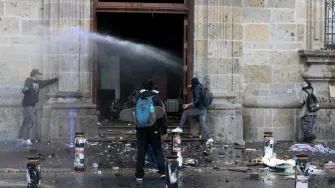 Utilizaron bidones con gasolina para intentar prender fuego a la sede del Poder Ejecutivo de Jalisco; hubo detenidos de diversas entidades del país.

Para más información del tema, visita: https://www.eleconomista.com.mx/estados/manifestantes-intentan-incendiar-palacio-gobierno-jalisco-20251116-786810.html 

¡Síguenos en nuestras redes sociales para mantenerte informado!

Twitter: https://twitter.com/eleconomista 
Facebook: https://www.facebook.com/ElEconomista.mx
Instagram: https://www.instagram.com/eleconomistamx
LinkedIn: https://www.linkedin.com/company/el-economista/

#ElEconomista #Jalisco #Protestas