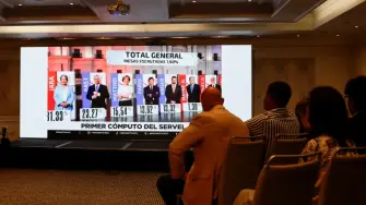 Los votantes también eligen parcialmente al Congreso, lo que podría cambiar el equilibrio de fuerzas para el gobierno entrante.

Para más información del tema, visita: https://www.eleconomista.com.mx/internacionales/elecciones-chile-comunista-jara-derechista-kast-lideran-preferencias-balotaje-presidencial-20251116-786847.html

¡Síguenos en nuestras redes sociales para mantenerte informado!

Twitter: https://twitter.com/eleconomista 
Facebook: https://www.facebook.com/ElEconomista.mx
Instagram: https://www.instagram.com/eleconomistamx
LinkedIn: https://www.linkedin.com/company/el-economista/
T

#ElEconomista #EETV