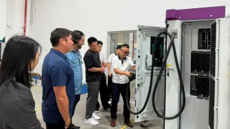 La empresa mexicana Piso Cuatro, a través de su división industrial, firmó un acuerdo con la multinacional china TDC, fabricante de cargadores de vehículos eléctricos.