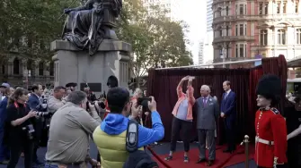 Las relaciones emocionales con personalidades a las que no conocemos en persona -o una Inteligencia Artificial- ganaron protagonismo en 2025, lo que llevó al diccionario de Cambridge a elegir "parasocial" como la palabra del año.

¡Síguenos en nuestras redes sociales para mantenerte informado!

Twitter: https://twitter.com/eleconomista
Facebook: https://www.facebook.com/ElEconomista.mx
Instagram: https://www.instagram.com/eleconomistamx
LinkedIn: https://www.linkedin.com/company/el-economista/

#ElEconomista #EETV