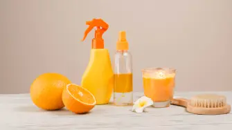 cáscara de mandarina limpieza, limpiador ecológico casero, reaprovechamiento residuos alimentarios, vinagre blanco desengrasante, limpieza natural cocina, economía circular en el hogar, reducir desperdicio alimentario, limoneno propiedades, limpiador biodegradable casero, reutilización cítricos, limpieza sin químicos, receta limpieza ecológica, macerado cítricos y vinagre, truco sostenible, ahorro doméstico limpieza.
