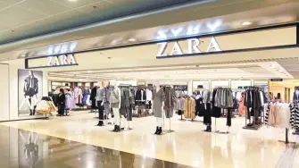 Sindicatos están llamando a los trabajadores a una huelga en las tiendas de Zara de siete países europeos para el Black Friday, un día clave de ventas para la cadena de moda rápida, según informó el Comité de Empresa Europeo de Inditex, propietaria de Zara.

Para más información del tema, visita: https://www.eleconomista.com.mx/empresas/trabajadores-zara-planean-huelga-black-friday-tiendas-toda-europa-20251121-787711.html

¡Síguenos en nuestras redes sociales para mantenerte informado!

Twitter: https://twitter.com/eleconomista 
Facebook: https://www.facebook.com/ElEconomista.mx
Instagram: https://www.instagram.com/eleconomistamx
LinkedIn: https://www.linkedin.com/company/el-economista/

#ElEconomista #EETV