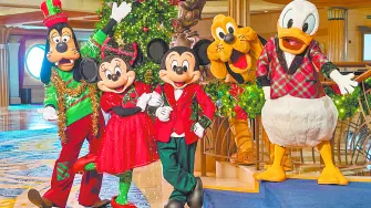 Navidad en altamar con Disney Cruise Line: personajes, playas privadas y clima cálido rodean cada travesía festiva.