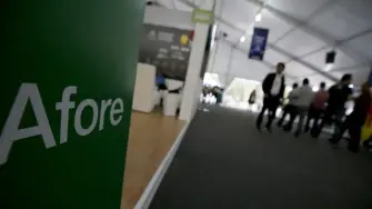 El Sistema de Ahorro para el Retiro disminuirá su tarifa promedio de 0.547% a 0.538% para el próximo año. Es decir, por cada 1,000 pesos que tienes en tu cuenta individual, el costo de administración será de 5.38 pesos.

Para más información del tema, visita: https://www.eleconomista.com.mx/finanzaspersonales/afores-bajaran-comisiones-2026-impacta-ahorro-pensionario-20251122-787800.html

¡Síguenos en nuestras redes sociales para mantenerte informado!

Twitter: https://twitter.com/eleconomista 
Facebook: https://www.facebook.com/ElEconomista.mx
Instagram: https://www.instagram.com/eleconomistamx
LinkedIn: https://www.linkedin.com/company/el-economista/
T

#ElEconomista #EETV