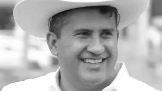 El gobernador de Uruapan fue asesinado el 1 de noviembre durante un evento público de Día de Muertos, cuando se encontraba acompañado de su familia.

Para más información del tema, visita: https://www.eleconomista.com.mx/politica/carlos-manzo-hay-octavo-escolta-profugo-dice-gobernador-michoacan-20251122-787840.html 

¡Síguenos en nuestras redes sociales para mantenerte informado!

Twitter: https://twitter.com/eleconomista 
Facebook: https://www.facebook.com/ElEconomista.mx
Instagram: https://www.instagram.com/eleconomistamx
LinkedIn: https://www.linkedin.com/company/el-economista/

#ElEconomista #CarlosManzo