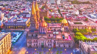 Guadalajara y Tequila logran las dos cosas en apenas tres días: mezclan reuniones de trabajo, hoteles funcionales, arte, historia y el paisaje agavero