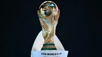 La norma pretende mantener el equilibrio competitivo en el formato ampliado de 48 equipos, garantizando que el primer clasificado del ranking (España) y el segundo (Argentina, campeona del mundo) estén en las mitades opuestas del cuadro, algo que también se aplica al tercero (Francia) y al cuarto (Inglaterra) del escalafón.

Para más información del tema, visita: https://www.eleconomista.com.mx/deportes/sorteo-mundial-mantendra-argentina-espana-lados-opuestos-cuadro-ganan-grupos-20251125-788184.html

¡Síguenos en nuestras redes sociales para mantenerte informado!

Twitter: https://twitter.com/eleconomista 
Facebook: https://www.facebook.com/ElEconomista.mx
Instagram: https://www.instagram.com/eleconomistamx
LinkedIn: https://www.linkedin.com/company/el-economista/

#ElEconomista #EETV