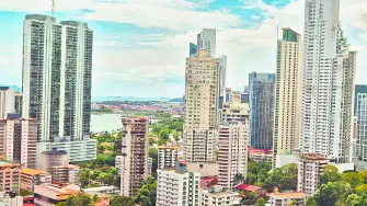 Selva densa, monos curiosos y aves exóticas rodean el Lago Gatún, un santuario natural en el corazón de Panamá