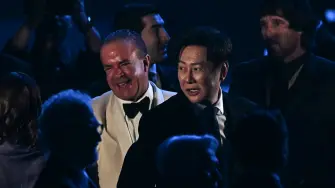 El director de Miss Universo Tailandia, Nawat Itsaragrisil (der.), y el empresario mexicano y presidente de la Organización Miss Universo, Raúl Rocha (izq.).