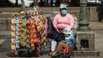 La creación de empleo mantuvo en octubre un ritmo positivo, pero impulsada por la informalidad, una tendencia observada a lo largo del año. 

Para más información del tema, visita: https://www.eleconomista.com.mx/capital-humano/mercado-laboral-genera-655-000-empleos-octubre-informalidad-motor-20251128-788753.html

¡Síguenos en nuestras redes sociales para mantenerte informado!

Twitter: https://twitter.com/eleconomista
Facebook: https://www.facebook.com/ElEconomista.mx
Instagram: https://www.instagram.com/eleconomistamx
LinkedIn: https://www.linkedin.com/company/el-economista/

#ElEconomista #EETV