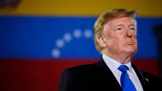 El presidente Donald Trump dijo el jueves que los esfuerzos para parar a narcotraficantes venezolanos “por tierra” comenzarán “muy pronto”, en un aumento de tensiones con Caracas, que asegura que la campaña antidrogas estadounidense tiene como objetivo derrocar al mandatario Nicolás Maduro.

¡Síguenos en nuestras redes sociales para mantenerte informado!

Twitter: https://twitter.com/eleconomista 
Facebook: https://www.facebook.com/ElEconomista.mx
Instagram: https://www.instagram.com/eleconomistamx
LinkedIn: https://www.linkedin.com/company/el-economista/
T

#ElEconomista #EETV