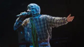 El artista puertorriqueño Bad Bunny se coronó como el más escuchado del mundo en 2025, alcanzando más de 19,800 millones de reproducciones en la plataforma de audio en streaming Spotify. En España le sigue Quevedo -único español en las 10 primeras posiciones-.

Para más información del tema, visita: https://www.eleconomista.com.mx/arteseideas/bad-bunny-corona-artista-escuchado-mundo-2025-spotify-20251203-789417.html 

¡Síguenos en nuestras redes sociales para mantenerte informado!

Twitter: https://twitter.com/eleconomista 
Facebook: https://www.facebook.com/ElEconomista.mx
Instagram: https://www.instagram.com/eleconomistamx
LinkedIn: https://www.linkedin.com/company/el-economista/

#ElEconomista #EETV