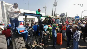 Agricultores de diversas regiones del país bloquean las inmediaciones de la Cámara de Diputados para exigir que se detenga la discusión de la Ley de Aguas.