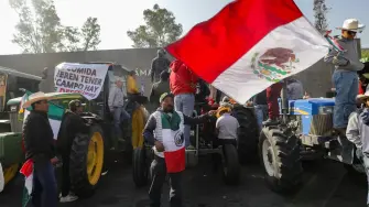 Productores agrícolas se preparan para recrudecer sus protestas esta tarde con bloqueos en diversas carreteras, puentes fronterizos y aduanas de varias regiones del país.

Para más información del tema, visita: https://www.eleconomista.com.mx/politica/agricultores-protestan-san-lazaro-ley-aguas-piden-escuchados-20251203-789468.html 

¡Síguenos en nuestras redes sociales para mantenerte informado!

Twitter: https://twitter.com/eleconomista 
Facebook: https://www.facebook.com/ElEconomista.mx
Instagram: https://www.instagram.com/eleconomistamx
LinkedIn: https://www.linkedin.com/company/el-economista/

#ElEconomista #EETV