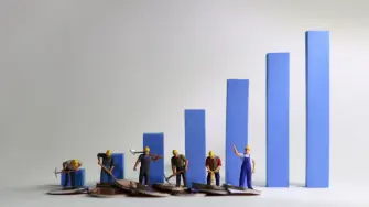 Los salarios mínimos profesionales de la lista de 61 profesiones, oficios y trabajos especiales aumentarán13% y 5 por ciento, en línea con los incrementos para el salario mínimo general y fronterizo.