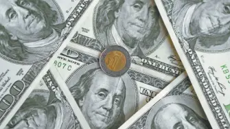 La divisa local avanza dentro del rango estable que ha mostrado en los días más recientes de operación, mientras los participantes evalúan datos laborales en EU.

Para más información del tema, visita: https://www.eleconomista.com.mx/mercados/precio-dolar-hoy-jueves-4-diciembre-2025-cuanto-cotiza-20251204-789618.html

¡Síguenos en nuestras redes sociales para mantenerte informado!

Twitter: https://twitter.com/eleconomista 
Facebook: https://www.facebook.com/ElEconomista.mx
Instagram: https://www.instagram.com/eleconomistamx
LinkedIn: https://www.linkedin.com/company/el-economista/

#ElEconomista #EETV