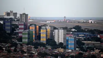 Un primer avión de matrícula estadounidense llegó el miércoles con 266 venezolanos.