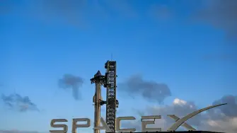 Actualmente, SpaceX está desarrollando el Starship, el cual ya completó con éxito varios vuelos de prueba, pero presenta un retraso considerable en su calendario.

Para más información del tema, visita: https://www.eleconomista.com.mx/empresas/spacex-elon-musk-eleva-valoracion-800-000-millones-dolares-20251206-789932.html

¡Síguenos en nuestras redes sociales para mantenerte informado!

Twitter: https://twitter.com/eleconomista 
Facebook: https://www.facebook.com/ElEconomista.mx
Instagram: https://www.instagram.com/eleconomistamx
LinkedIn: https://www.linkedin.com/company/el-economista/
T

#ElEconomista #EETV