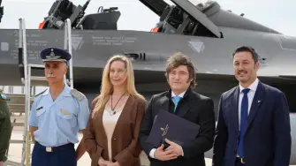 El presidente de Argentina, Javier Milei, presentó el sábado seis aviones de combate F-16 comprados a Dinamarca, en un acto solemne en el que los definió como "ángeles protectores" que fortalecerán a las fuerzas armadas del país sudamericano.

¡Síguenos en nuestras redes sociales para mantenerte informado!

Twitter: https://twitter.com/eleconomista 
Facebook: https://www.facebook.com/ElEconomista.mx
Instagram: https://www.instagram.com/eleconomistamx
LinkedIn: https://www.linkedin.com/company/el-economista/
T

#ElEconomista #EETV