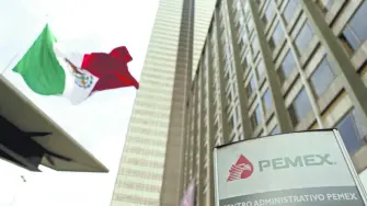 Un empresario radicado en Texas fue declarado culpable este viernes por su participación en un esquema de corrupción dirigido a funcionarios de Petróleos Mexicanos (Pemex) y su filial Pemex Exploración y Producción (PEP).

Para más información del tema, visita: https://www.eleconomista.com.mx/empresas/empresario-mexicano-radicado-texas-declarado-culpable-esquema-sobornos-funcionarios-pemex-20251207-789990.html

¡Síguenos en nuestras redes sociales para mantenerte informado!

Twitter: https://twitter.com/eleconomista 
Facebook: https://www.facebook.com/ElEconomista.mx
Instagram: https://www.instagram.com/eleconomistamx
LinkedIn: https://www.linkedin.com/company/el-economista/

#ElEconomista #Pemex