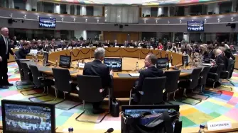 Los países miembros de la Unión Europea aprobaron el lunes un endurecimiento de las normas migratorias que permitirán la creación de "centros de retornos" fuera del bloque para los solicitantes de asilo cuyas demandas hayan sido rechazadas.

¡Síguenos en nuestras redes sociales para mantenerte informado!

Twitter: https://twitter.com/eleconomista
Facebook: https://www.facebook.com/ElEconomista.mx
Instagram: https://www.instagram.com/eleconomistamx
LinkedIn: https://www.linkedin.com/company/el-economista/

#ElEconomista #EETV