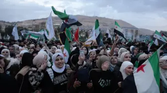 Decenas de miles de personas salieron el lunes a las calles de Damasco para conmemorar el primer aniversario de la caída de Bashar al Asad, en un ambiente marcado por la celebración y llamados del nuevo presidente a unir esfuerzos para reconstruir un país devastado por años de guerra civil.