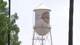 Paramount lanzó el lunes una oferta pública de compra para adquirir Warner Bros Discovery (WBD), el gigante de Hollywood que también posee CNN, desafiando así el controvertido acuerdo de Netflix.