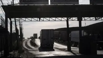 Una coalición empresarial de México acusó a Estados Unidos de violar un tratado medioambiental de 40 años de antigüedad al no evaluar el impacto en la calidad del aire de los residentes fronterizos mexicanos antes de cerrar un importante cruce de mercancías.

Para más información del tema, visita: https://www.eleconomista.com.mx/internacionales/importadores-exportadores-chihuahua-acusan-eu-incumplir-acuerdo-medioambiental-20251209-790382.html 

¡Síguenos en nuestras redes sociales para mantenerte informado!

Twitter: https://twitter.com/eleconomista 
Facebook: https://www.facebook.com/ElEconomista.mx
Instagram: https://www.instagram.com/eleconomistamx
LinkedIn: https://www.linkedin.com/company/el-economista/

#ElEconomista #EETV