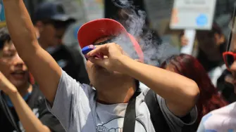 Con 324 votos a favor de Morena y partidos aliados, 129 en contra y cero abstenciones, los legisladores avalaron la reforma a la Ley General de Salud.

Para más información del tema, visita: https://www.eleconomista.com.mx/politica/diputados-aprueban-general-prohibicion-vapeadores-20251209-790436.html 

¡Síguenos en nuestras redes sociales para mantenerte informado!

Twitter: https://twitter.com/eleconomista 
Facebook: https://www.facebook.com/ElEconomista.mx
Instagram: https://www.instagram.com/eleconomistamx
LinkedIn: https://www.linkedin.com/company/el-economista/

#ElEconomista #EETV