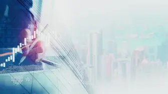 Gestores analizan portafolios de fondos para ajustar riesgos, duración y oportunidades ante menores tasas futuras.