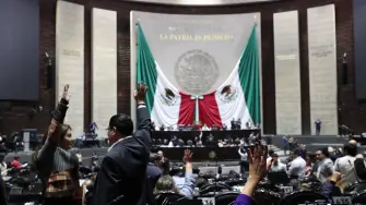 Con cambios de último momento, el pleno de la Cámara de Diputados aprobó durante la madrugada de este miércoles la Ley Arancelaria que impone un impuesto de importación a cerca de 1,463 productos provenientes de China y otros países sin Tratado de Libre Comercio con México.

Para más información del tema, visita: https://www.eleconomista.com.mx/politica/modificaciones-ultimo-momento-diputados-avalan-cambios-arancelarios-pasa-senado-20251210-790572.html

¡Síguenos en nuestras redes sociales para mantenerte informado!

Twitter: https://twitter.com/eleconomista 
Facebook: https://www.facebook.com/ElEconomista.mx
Instagram: https://www.instagram.com/eleconomistamx
LinkedIn: https://www.linkedin.com/company/el-economista/

#ElEconomista #EETV