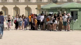 El palacio de Versalles aumentará 3 euros el precio de la entrada para las visitantes que no sean europeos, una medida similar a la que se anunció para el museo del Louvre, indicó el establecimiento el martes a AFP.

¡Síguenos en nuestras redes sociales para mantenerte informado!

Twitter: https://twitter.com/eleconomista 
Facebook: https://www.facebook.com/ElEconomista.mx
Instagram: https://www.instagram.com/eleconomistamx
LinkedIn: https://www.linkedin.com/company/el-economista/

#ElEconomista #EETV