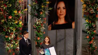 "Bueno para Venezuela" dicen unos, "vergonzoso" sostienen otros. La entrega del premio Nobel de la Paz a la líder opositora María Corina Machado provocó opiniones muy opuestas en su país en medio del misterio de su viaje a Oslo.

¡Síguenos en nuestras redes sociales para mantenerte informado!

Twitter: https://twitter.com/eleconomista 
Facebook: https://www.facebook.com/ElEconomista.mx
Instagram: https://www.instagram.com/eleconomistamx
LinkedIn: https://www.linkedin.com/company/el-economista/

#ElEconomista #EETV