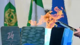 Italy's President Sergio Mattarella lights a cauldron with a torch during the Inauguration ceremony of the Olympic Torch Relay for the Milan-Cortina 2026 Winter Olympic Games at the Quirinale Presidential Palace in Rome on December 5, 2025. (Photo by Tiziana FABI / AFP)