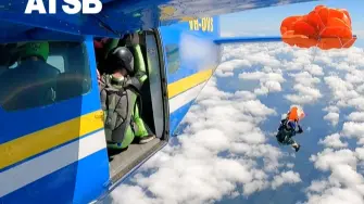 Un estremecedor video difundido el jueves por las autoridades australianas muestra el momento en que un paracaidista quedó suspendido a miles de metros de altura después de que su paracaídas se enganchara en la cola del avión.