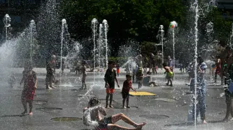 El secretario general de la ONU, Antonio Guterres, advirtió en octubre que el mundo no podría mantener el calentamiento por debajo de 1.5º C los próximos años.

Para más información del tema, visita: https://www.eleconomista.com.mx/arteseideas/2025-apunta-segundo-ano-caluroso-registros-monitor-europeo-20251213-791158.html 

¡Síguenos en nuestras redes sociales para mantenerte informado!

Twitter: https://twitter.com/eleconomista 
Facebook: https://www.facebook.com/ElEconomista.mx
Instagram: https://www.instagram.com/eleconomistamx
LinkedIn: https://www.linkedin.com/company/el-economista/

#ElEconomista #Calor #Copernicus